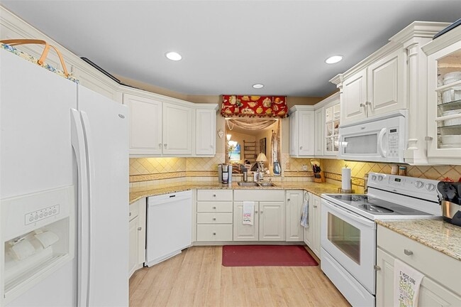 Building Photo - 6809 SE Yorktown Dr