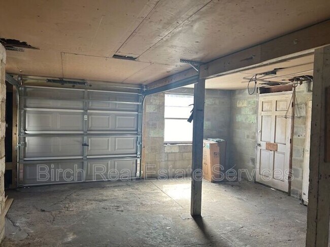 Building Photo - 837 10th Ave N