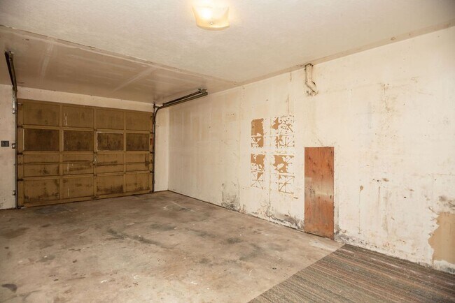 Building Photo - 3208 Spruce Dr