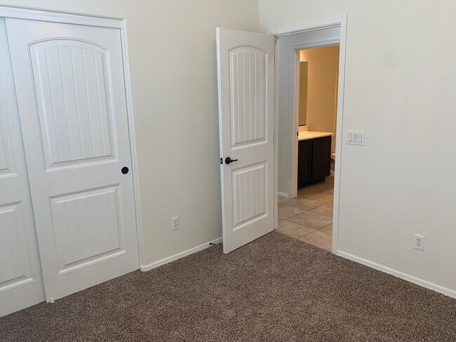 Building Photo - Beautiful 3 bedroom 2 bath condo in Power ...