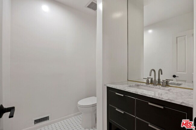 Building Photo - 450 Smithwood Dr