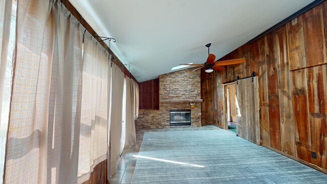 Building Photo - Country living in South Central! 3 bed/3 baths and large garage