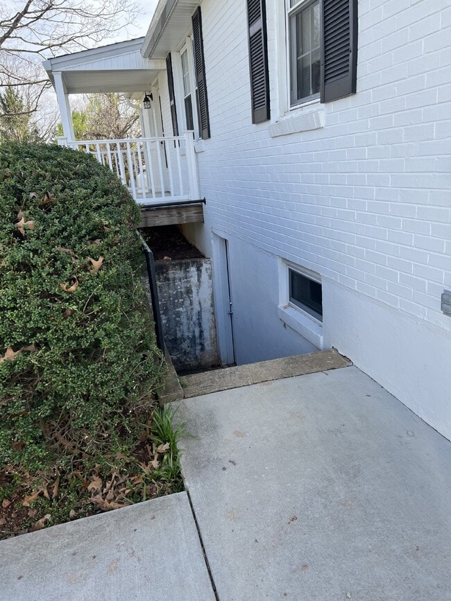 Building Photo - 3 Bdrm / 2 Bath House on a Corner Lot. Clo...