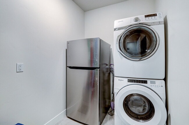 Building Photo - "Charming 3-Bedroom Retreat with 2 Baths and 2150 Sq. Ft. of Comfort in Santa Clara!"