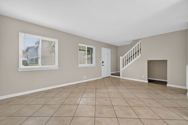 Building Photo - Minutes to the Beach! Updated 2 Bedroom Condo with Parking Included