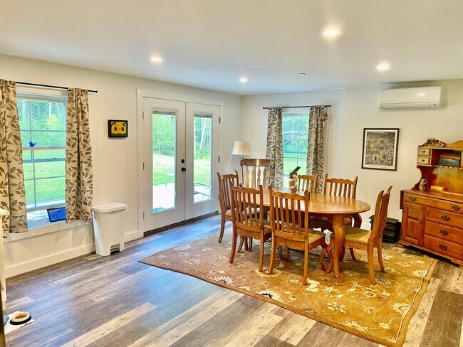 Building Photo - New 3 bed, 3 bath house with in law apt on...