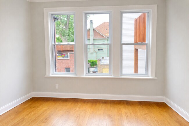 Building Photo - 2302 W Sunnyside Ave