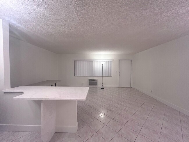 Building Photo - 200 Horizon W