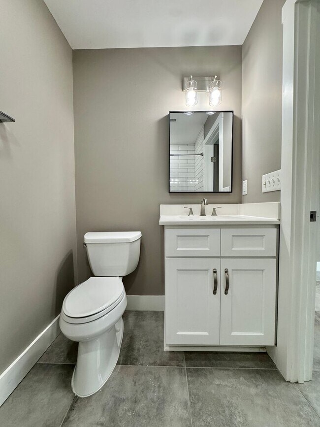 Building Photo - 3 Bed, 3.5 Bath Home w/ 2 Car Garage and Lake Views