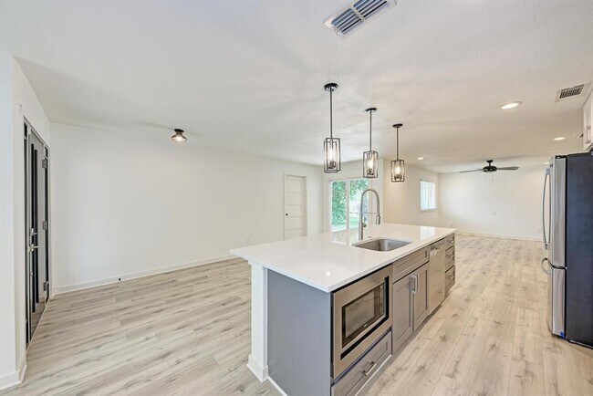 Building Photo - 6700 Kings Point