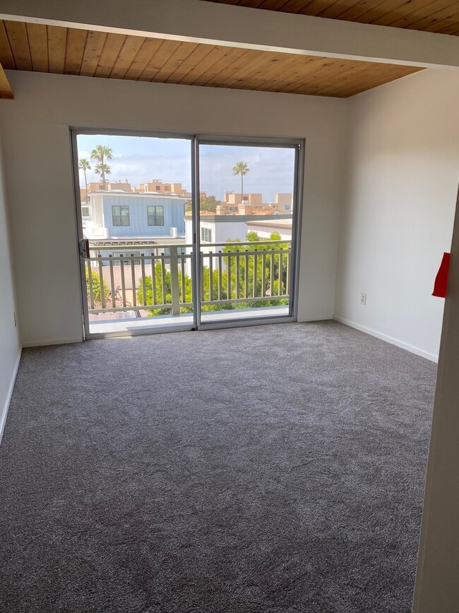 new carpet and fresh paint - 405 N Broadway