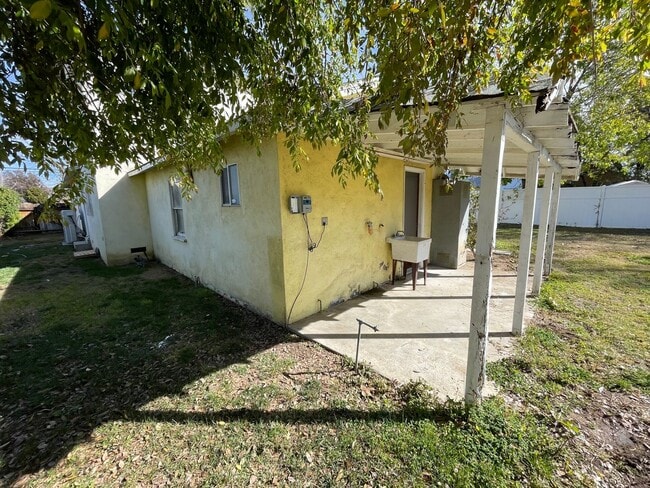 Building Photo - Large and Spacious Home