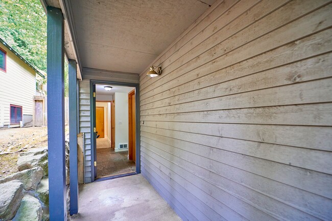 Building Photo - Delightful 3 bedroom home near Matthews Be...