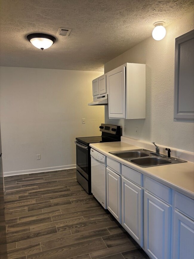 Building Photo - 3 Bedroom 2 Bath