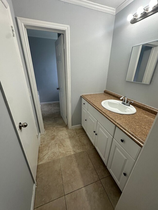 Building Photo - Beautiful 3/2 Available in the Heart of Bo...