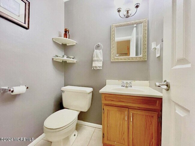 Building Photo - 562 Clubhouse Dr