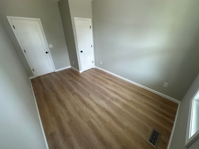 Building Photo - BEAUTIFUL RENOVATED NEW 3 BEDROOM HOUSE MI...
