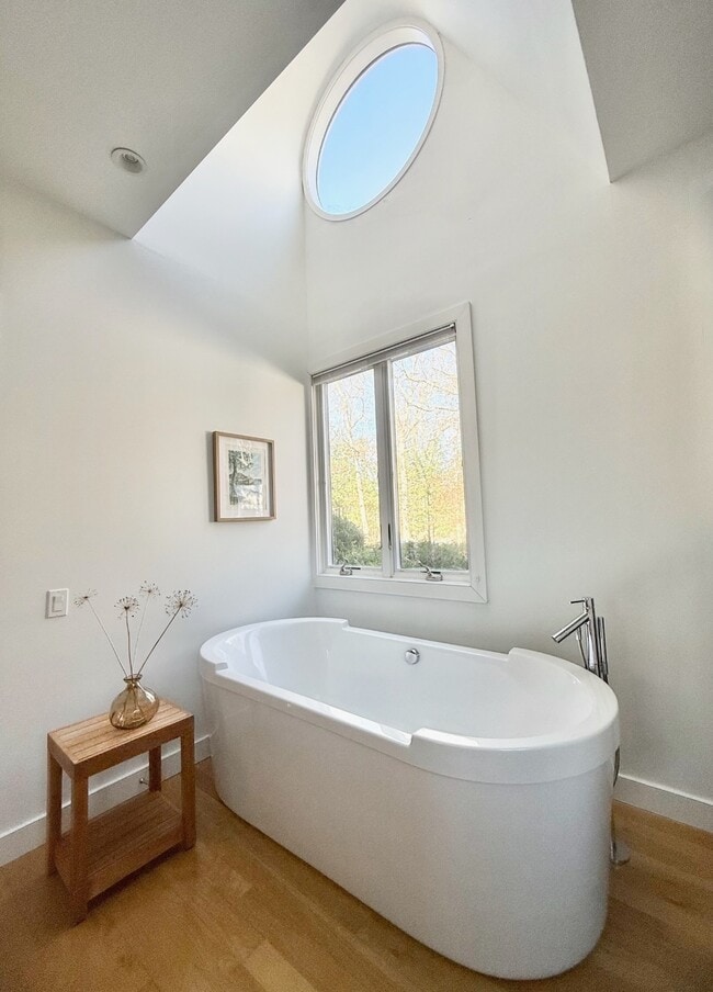 Building Photo - Seasonal Rental : EH Contemporary with Pool & Private Tennis