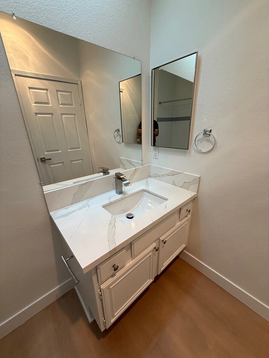 Building Photo - 15507 Moorpark St