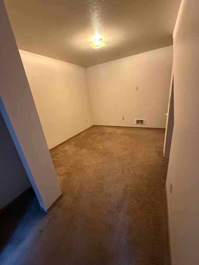 Building Photo - Westside 3 Bdrm, 2 Bath Townhouse close to COCC!  All Appliances, Washer/dryer hookups, Single ga...