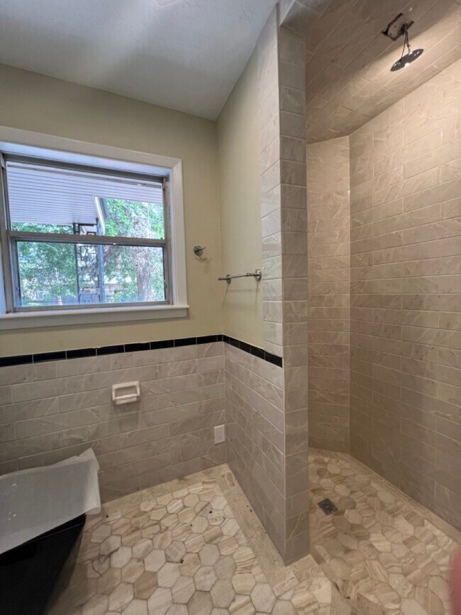 Building Photo - 4628 Roseneath Dr