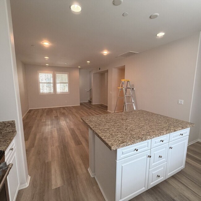 Building Photo - Modern 3-story townhouse in Eastvale-MOVE-IN SPECIAL $2595 FOR FIRST 3 MONTHS!