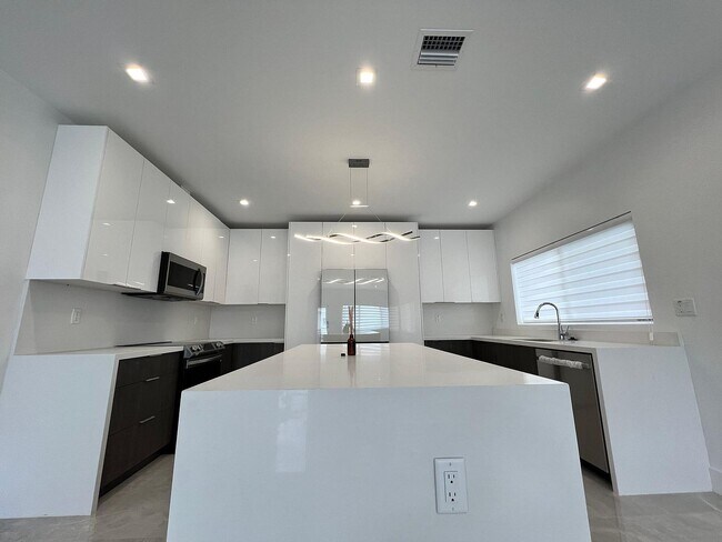 Building Photo - 229 W Seaview Cir