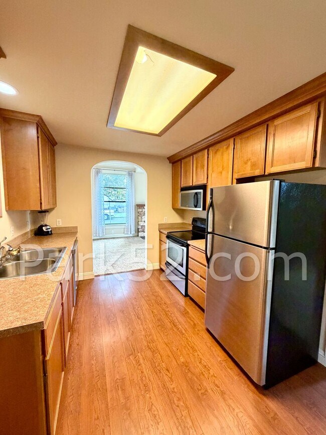 Building Photo - 1 Bedroom Unit in Tacoma Tri-Plex with Washer & Dryer!