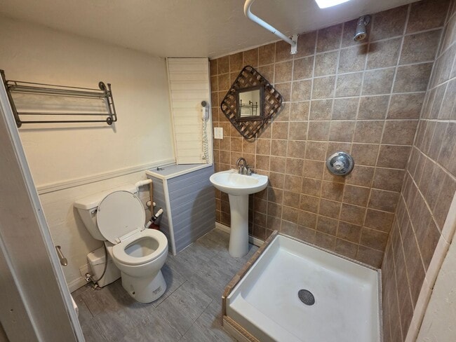 Building Photo - 3 Bedroom and 2 Full Bathroom Single Family Home