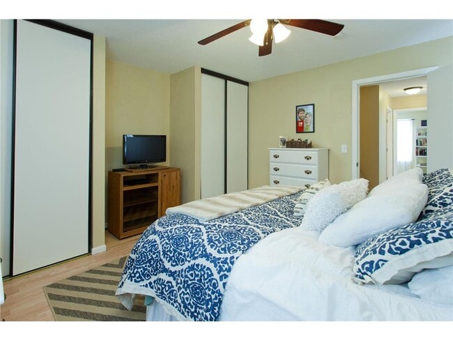 Building Photo - 831 Weeks Ave SE