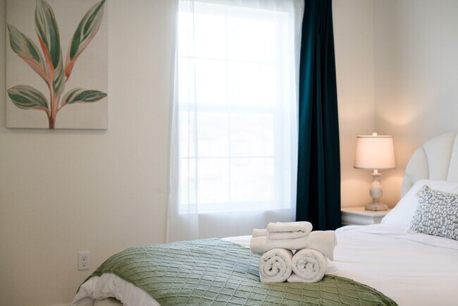 Building Photo - Fully Furnished with appliances Ontario Townhouse