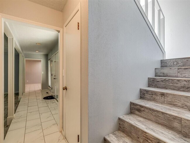 Building Photo - Updated & Close to Everything!