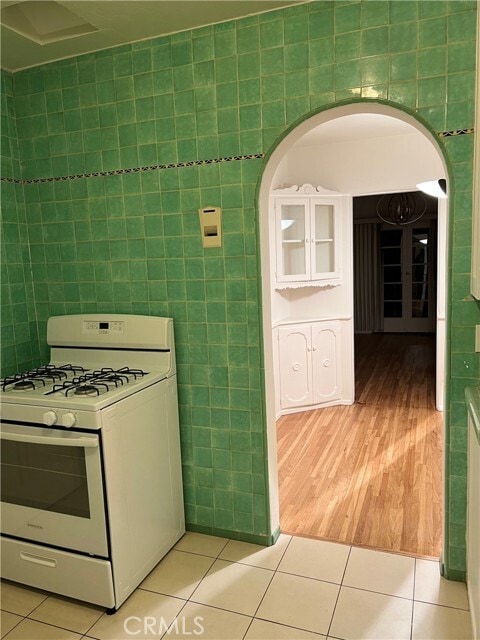 Building Photo - 425 S Palm Dr