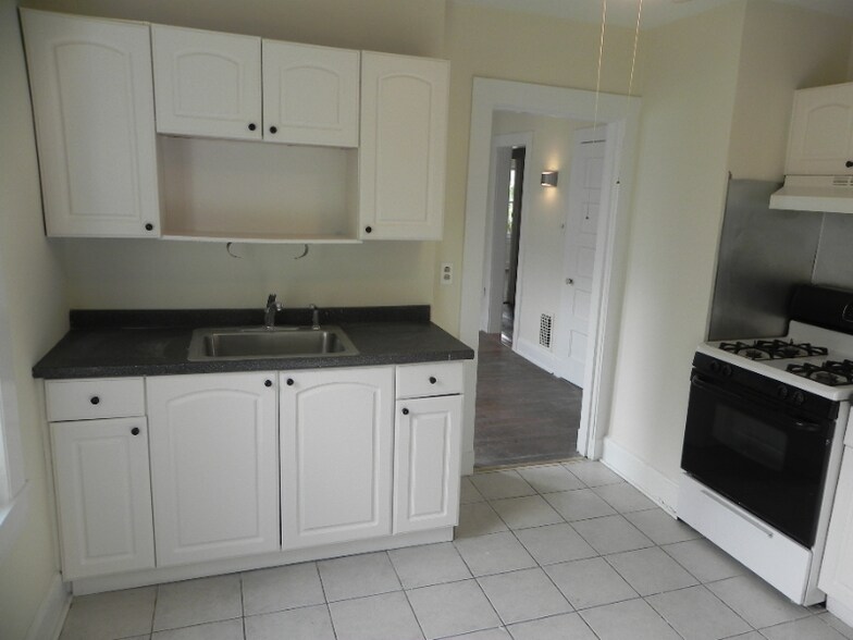 Building Photo - 186 Grasmere Ave