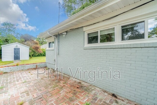 Building Photo - 1021 Mineola Dr