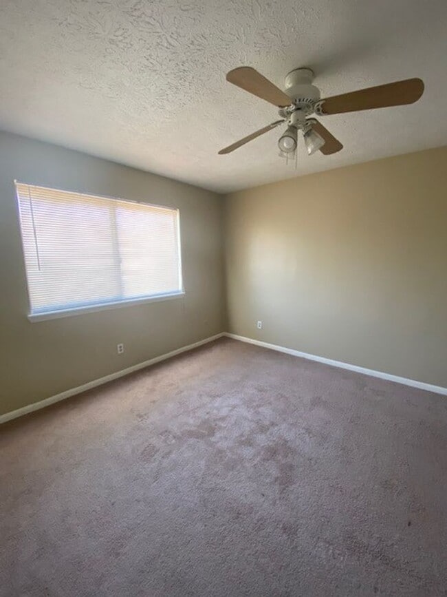 Building Photo - Cute 2 bedroom 1 1/2 bath townhome