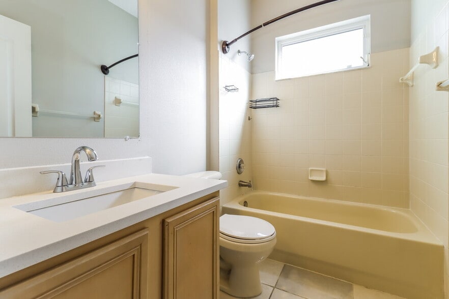 Building Photo - 1231 Loretto Cir