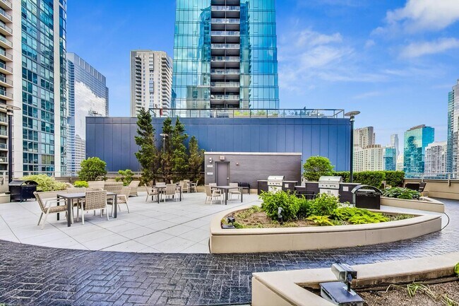 Building Photo - 420 E Waterside Dr