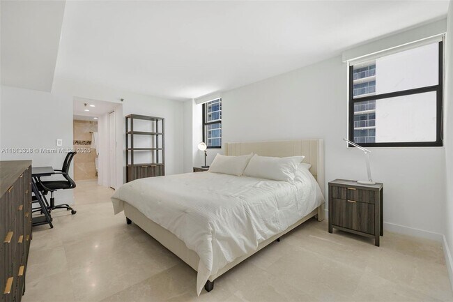 Building Photo - 2625 Collins Ave