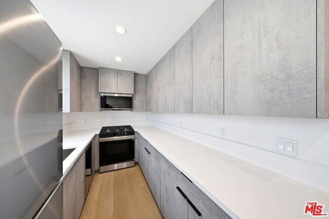 Building Photo - 333 6th Ave