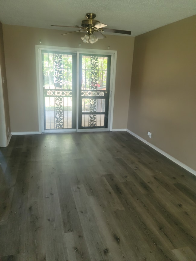 Building Photo - "Charming 3-Bed Home with Granite Elegance...