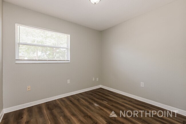 Building Photo - 4 BR/2BA | Newly Renovated Single Family Home |  Fenced backyard!