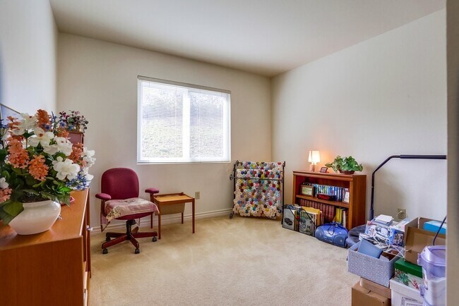 Building Photo - Spacious 4 Bedroom Shadowridge Home Available May 1st
