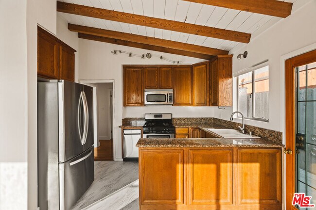 Building Photo - 1231 Montecito Dr