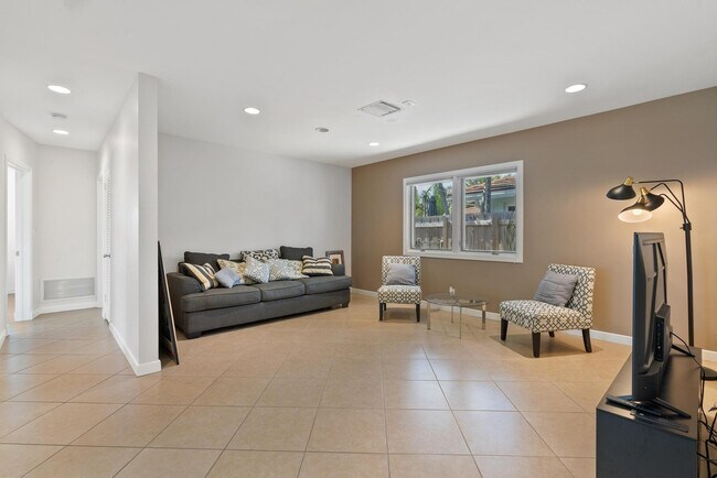 Building Photo - 3080 NE 43rd St