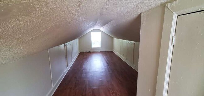 Building Photo - 2 Bedroom House