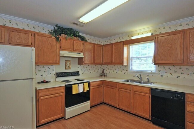 Building Photo - One level living with 1 car garage on golf course