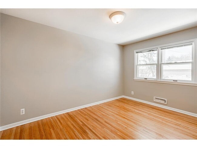 Building Photo - 5422 S 28th Ave