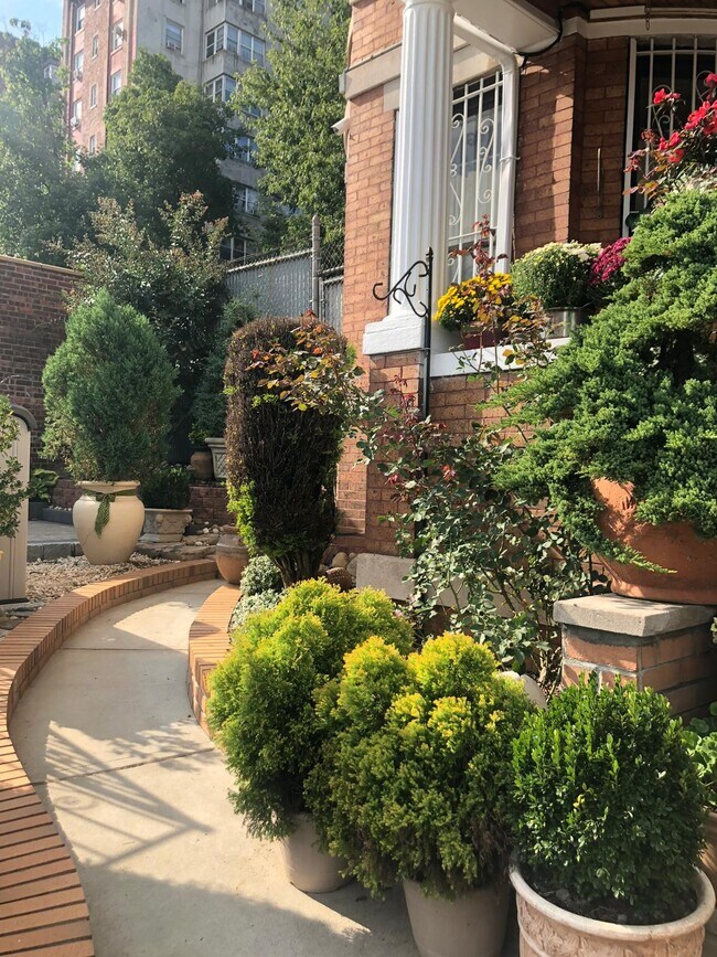 Building Photo - 129 Sunnyside Ave