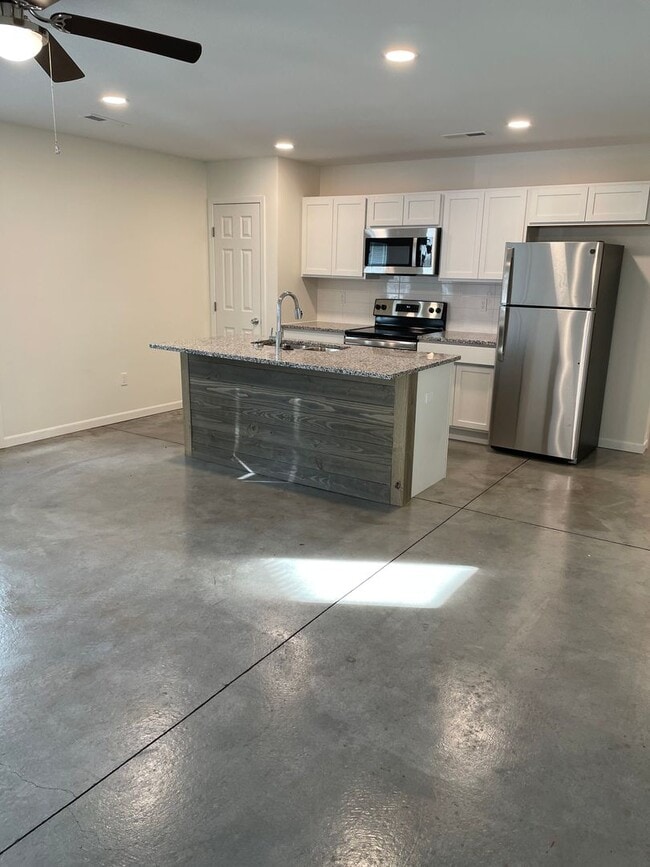 Building Photo - 3 Bedroom 2 bath Duplex with Garage Near WSU
